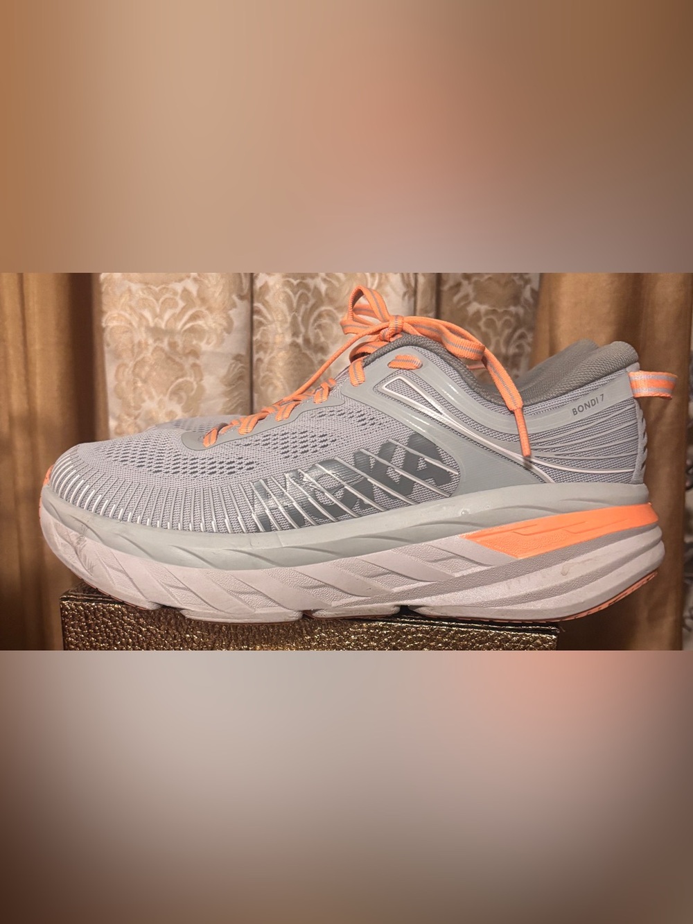 Hoka Bondi 7 One One Women's Running Shoe in Light Gray and Coral Size 9